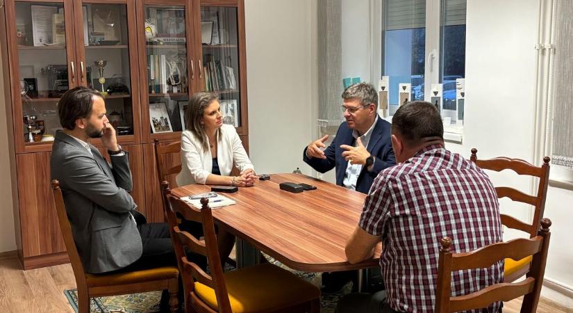 Damoklész kardja még ott lóg a mezőfalviak feje fölött – Újra szórják a fermentlevet - videóval