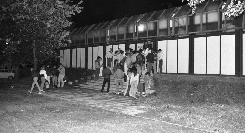 Úszó víziparádé, diszkó és telt ház a Balatonnál