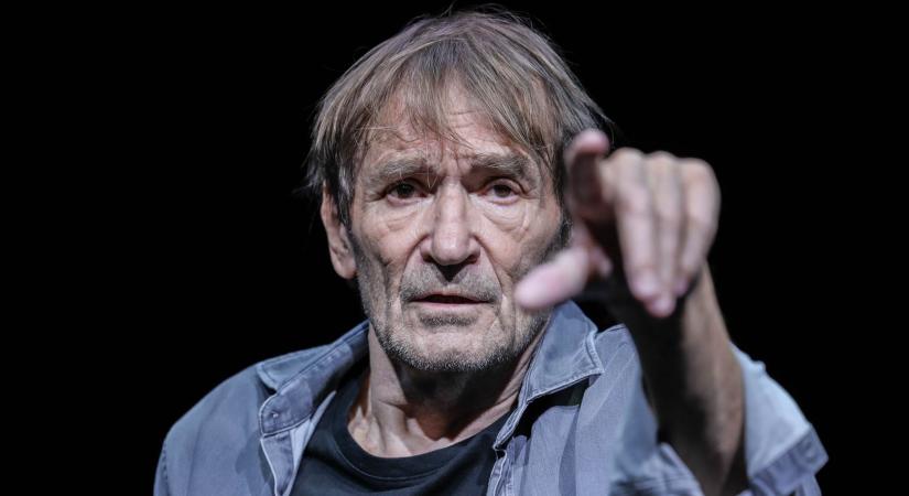 „Olyan országban jó élni, ahol a politika nem téveszti össze magát a tízparancsolattal” – Visszatért a színpadra Cserhalmi György