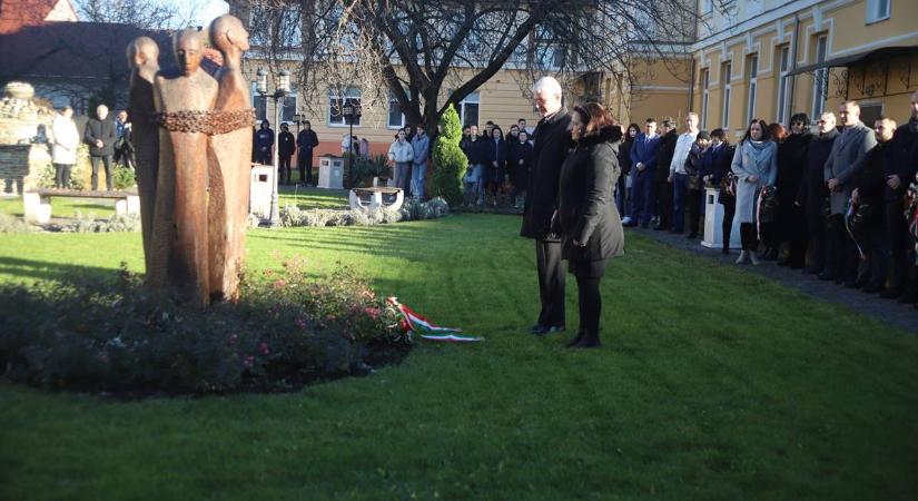 Főhajtás a malenykij robot áldozatainak emléke előtt - Máig ható sorstragédia