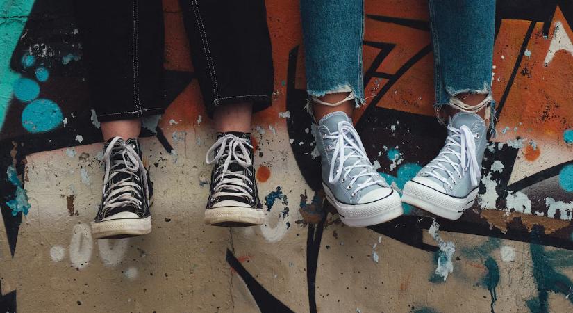 Aggasztó tanulmány: A 10–14 évesek online játszanak, alkoholt fogyasztanak és cigarettáznak