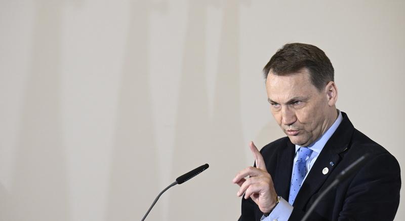 Lengyelország visszavág a vasúti szabotázsért – Sikorski szerint állami terrorizmus áll a háttérben