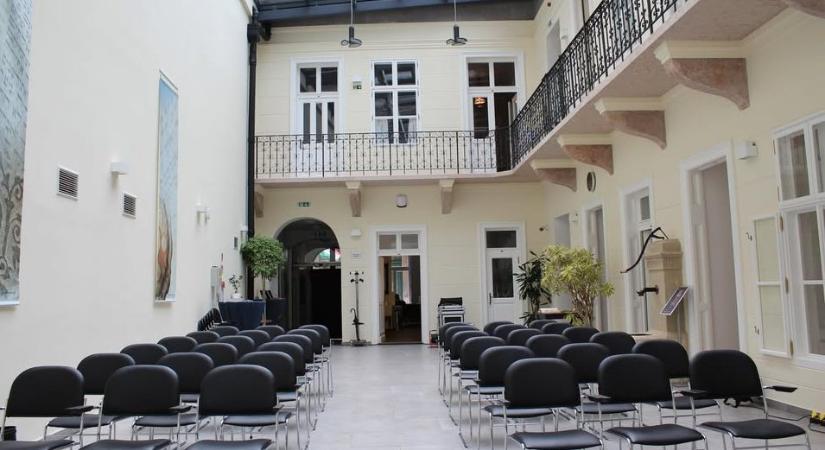 Színészek a kifutón – jótékonysági esemény a Gólem Színház javára