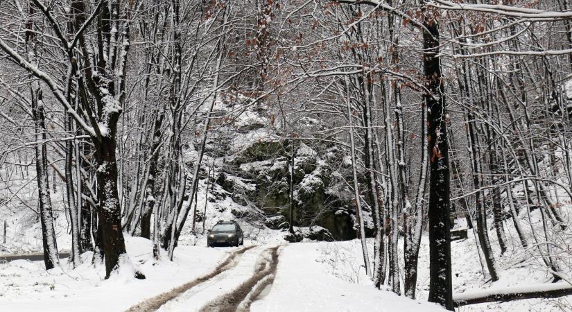 Riasztják az autósokat: 5 centiméteres hótakaró borítja az utakat a szomszédban, megérkezett az első hó