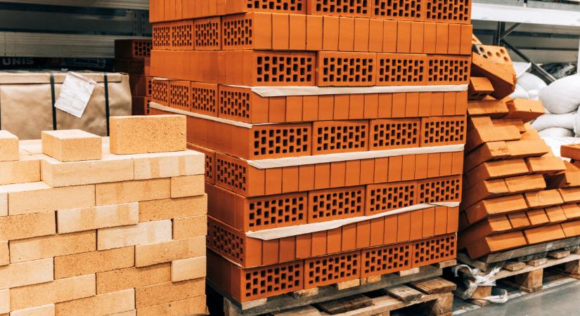 Erre számítson, aki a következő hónapokban építkezik, felújít: az építőanyagok árát is felveri az Otthon Start?