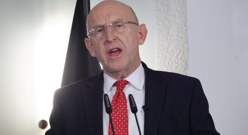 Brit védelmi miniszter: Orosz kémhajó cirkál a brit területi vizek szélén