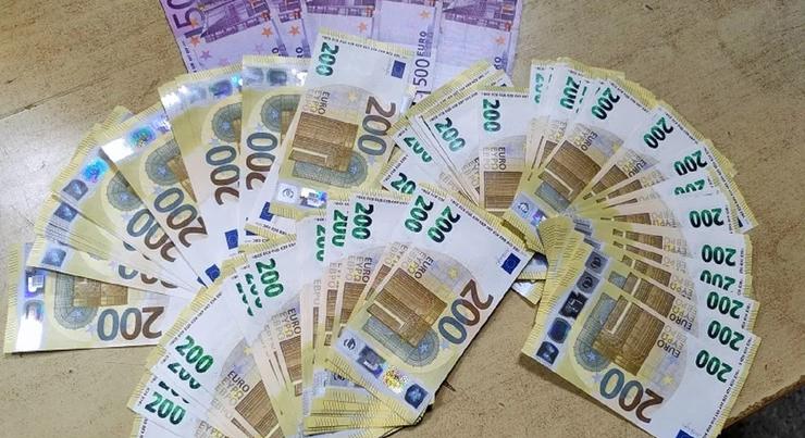 Húsz ügyfél devizáját tette zsebre