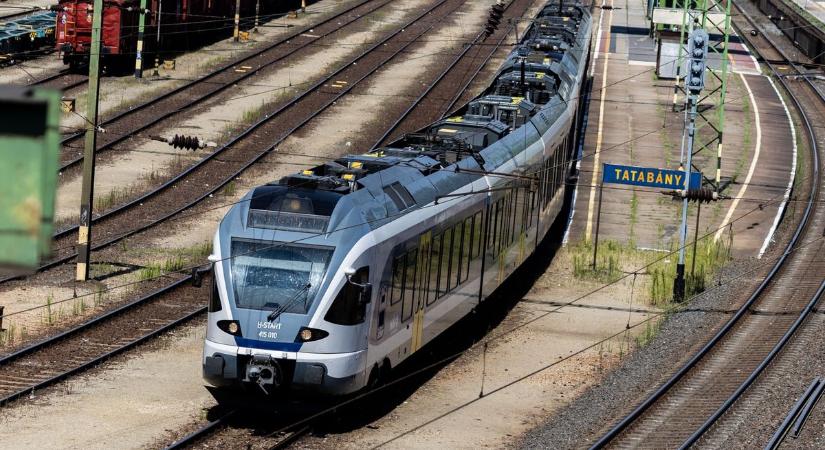 Leállt a vonat, tájékoztatás nélkül maradtak az utasok - a győri fővonal szépsége