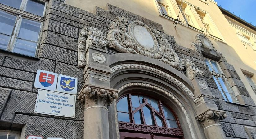 Mi történt a Duna utcai magyar iskolában? Jogsértések, hiány, majd vezetői lemondások...
