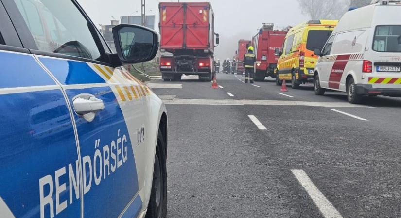 Híd alá szorult egy kamion Miskolcon