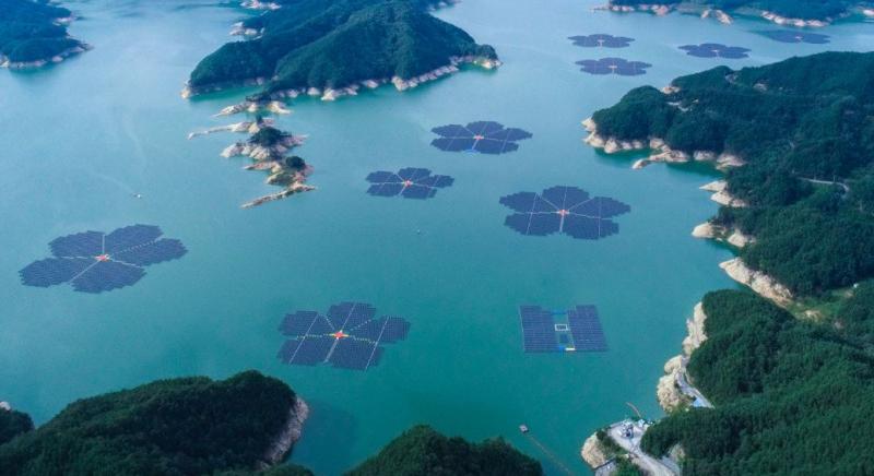 Nappal napenergia, éjjel vízenergia: grandiózus úszó napelempark állt szolgálatba egy gátnál