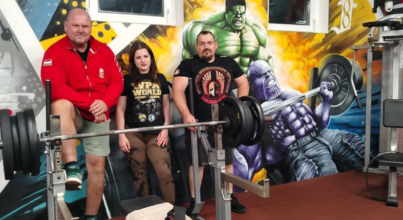 Világrekorder ajkai fekvenyomók