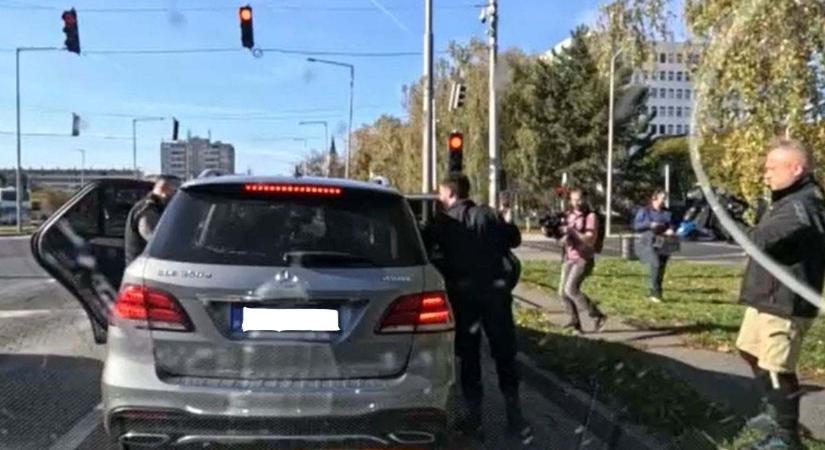 Őrült hajsza Zalaegerszeg belvárosában – a sportcsarnoknál kapták el a két szökevényt