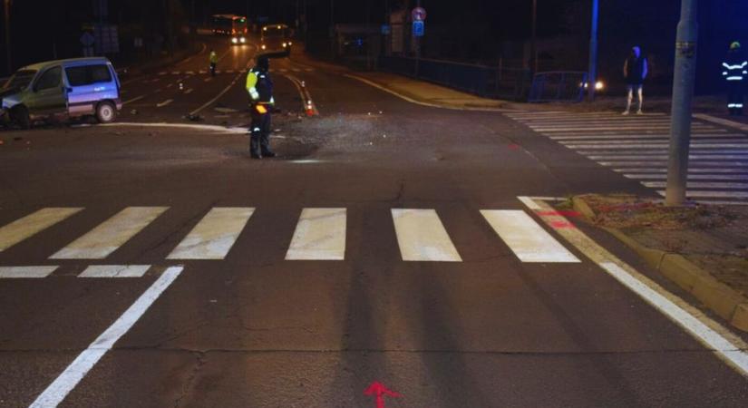 Nem adott elsőbbséget, személyautó és autóbusz ütközött