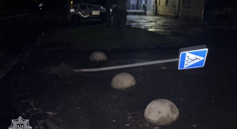 Ungváron egy Mercedes sofőrje kidöntött egy közlekedési táblát, majd elhajtott a baleset helyszínéről