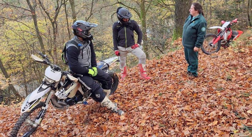 Fokozottan védett területen krosszmotoroztak a kőszegi fenegyerekek