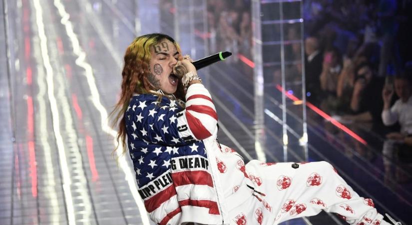 Videón, ahogy fegyveresek törtek be a rapper 6ix9ine házába
