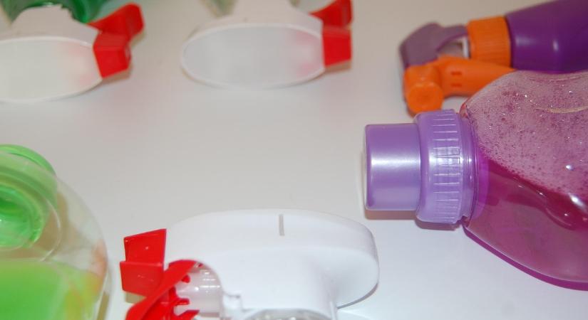 Ilyen tisztítószert vásárolt? Könnyen átverhették, mutatjuk, mi lehet a flakonban