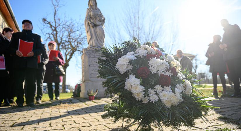 A szolgáló szeretet szentjére emlékeztek