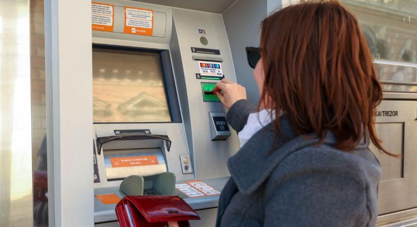 Figyelem, leállás az egyik nagy banknál - ezeket a szolgáltatásokat érinti a változás