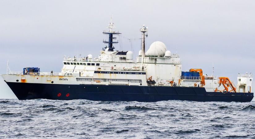 Befeszültek a britek: orosz kémhajó köröz Skócia partjainál – a kormány idegesen figyeli a fejleményeket