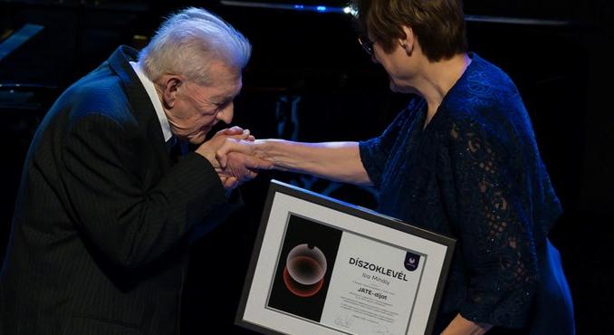 5 ezer dollárt kaptak a Karikó Katalin alapította JATE-díj nyertesei