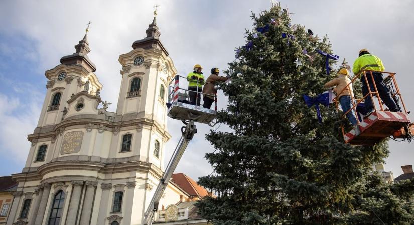 Készül már a Dobó téren az advent legnagyobb attrakciója, friss fotókon a helyszín és a munka  videó