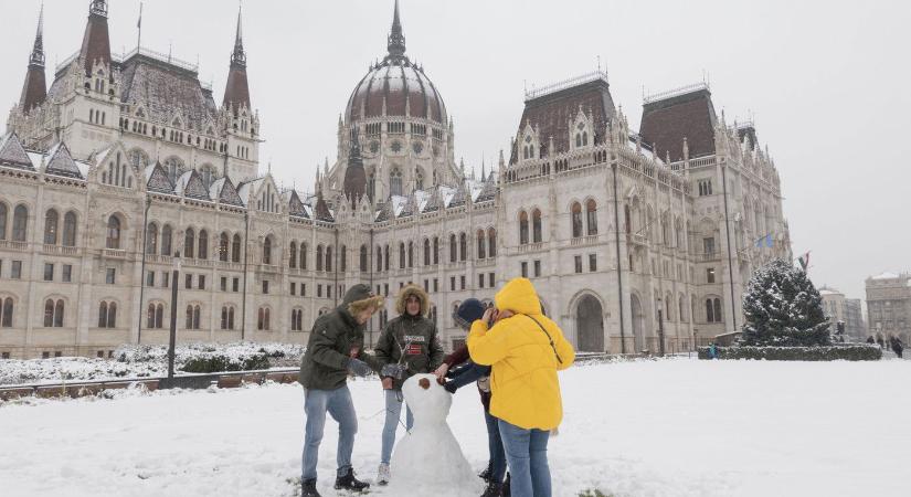 3 vármegyébe is intenzív havazás érkezik, azonnal kifehéredett az ország térképe, a meteorológusok tanácstalanok