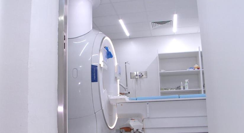 Mesterséges intelligenciával támogatott MR-berendezést adtak át a debreceni Klinikai Központban – videóval