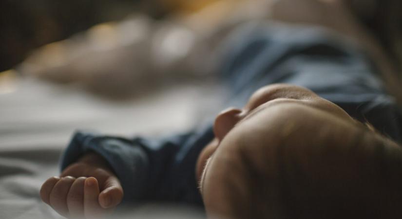 Nyolc évet kapott a hasfájós csecsemőjét kis híján halálra rázó és verő férfi, a bántalmazásokat végignéző anya megúszta a börtönt