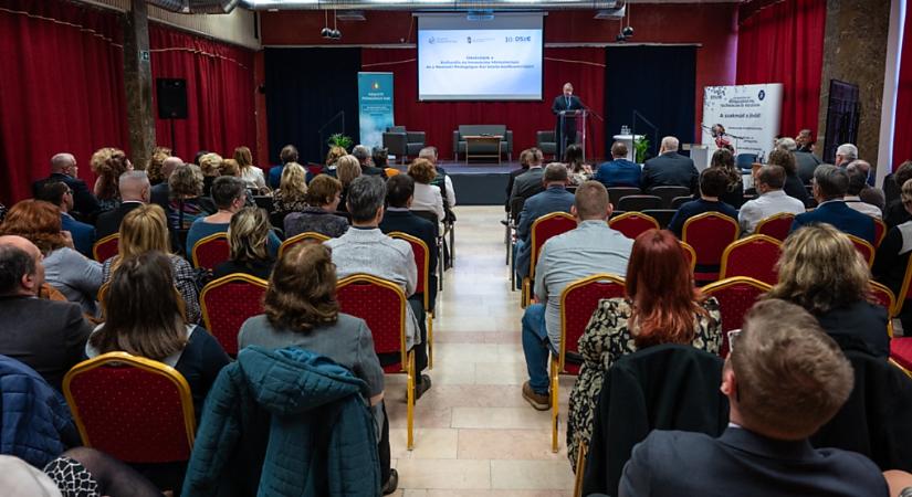 Fókuszban a tehetséggondozás: szakmai konferencián tanácskoztak a megye oktatási szereplői Debrecenben