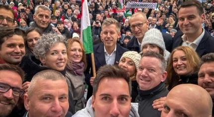 Zaklatásról számolt be Magyar Péter: Célkeresztben a Tisza-jelöltek gyermekei és idős családtagjaik