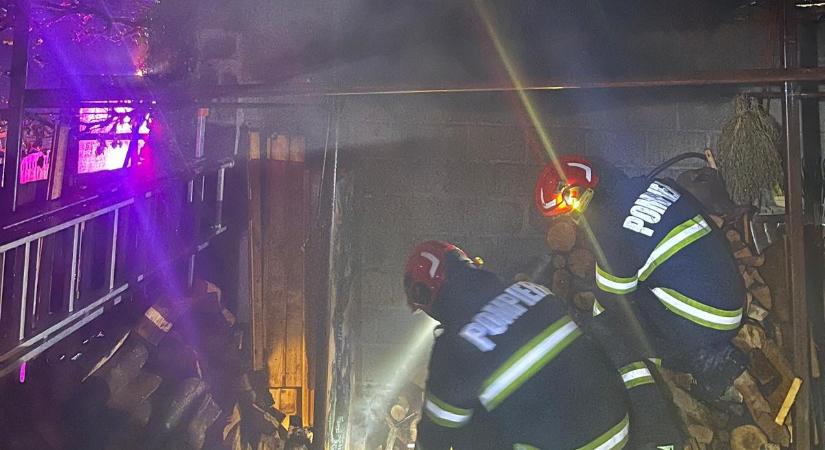 Tűzoltói rohammunka Háromszéken: két ház borult lángokba két helyszínen