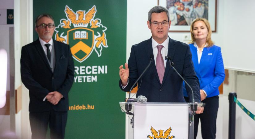 A választás előtt rájöttek a politikusok, hogy Debrecenben is brutális várólisták vannak MR-re és CT-re