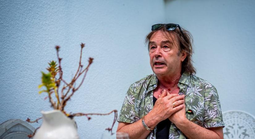 Szikora Róbert az új lemezéről: Használtam AI-t, konkrétan saját magammal is énekelek