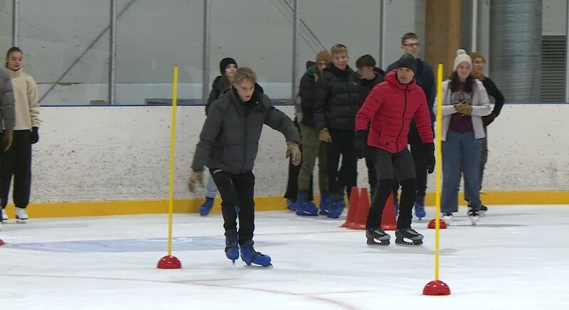 Megtanítják korcsolyázni a diákokat Kaposváron