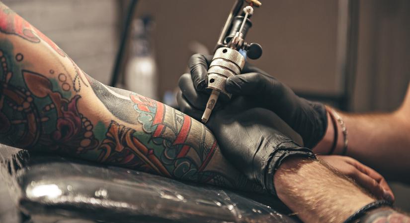 Tetoválás és valós veszélyek: ha ilyet tapasztal, azonnal forduljon bőrgyógyászhoz