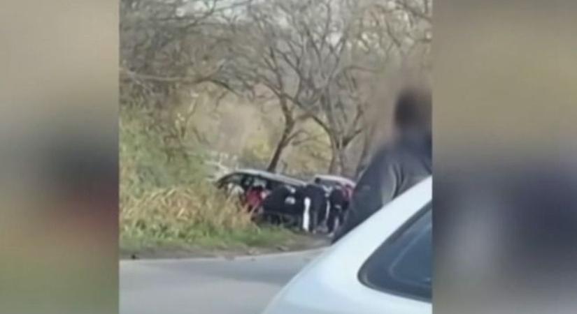 Családok estek egymásnak a forgalmas úton: gázspray kellett a megfékezésükhöz – videóval