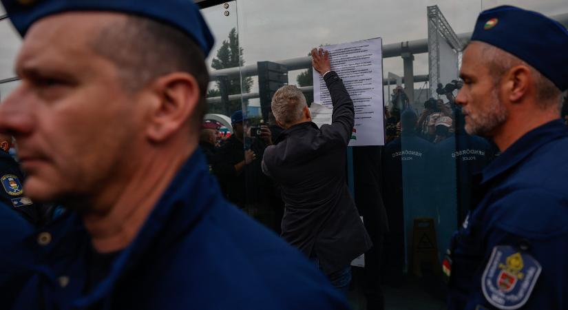 "Egyesével keressétek fel a Tisza-jelölteket" – központi kérdéssorral támad a közmédia