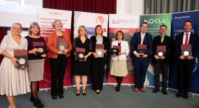 Ők a legjobb matek, fizika, kémia, biológia és informatika tanárok – kiosztották a Pécsi Eszter Tanári Díjat