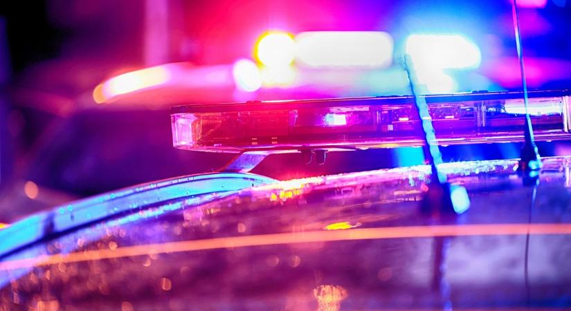 Felborult egy autó Ajkán – teljes útzár a város egyik részén