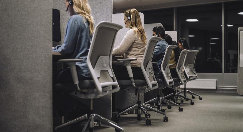 Kopogtat a baj az ablakon: durván megcsappant a meghirdetett állások száma