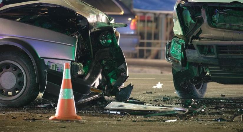Két autó karambolozott, mentőket is riasztottak a helyszínre