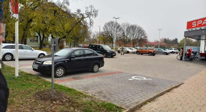 Kétezer forintos parkolási díjjal sokkol a Spar