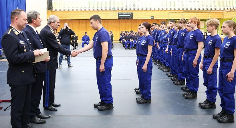Fiatal rendésztanulók tettek ünnepélyes fogadalmat Kiskunhalason – fotók, videó