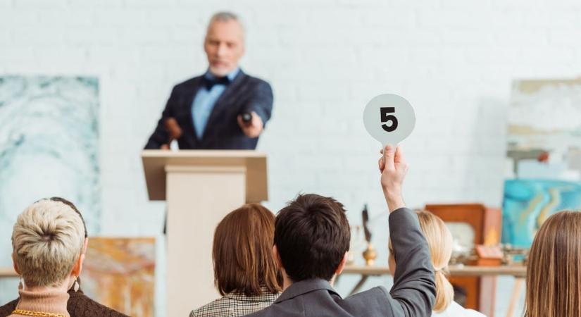 Kalapács alá kerülnek a jövő nagy művészeinek szárnybontogató munkái