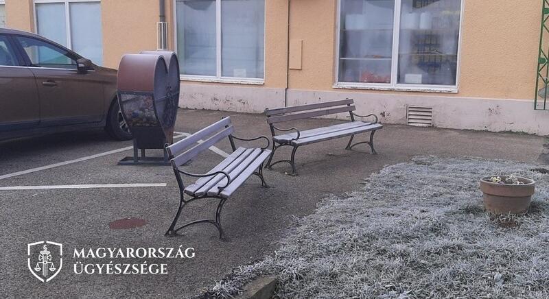 Megtartotta, amit az utcai padon talált