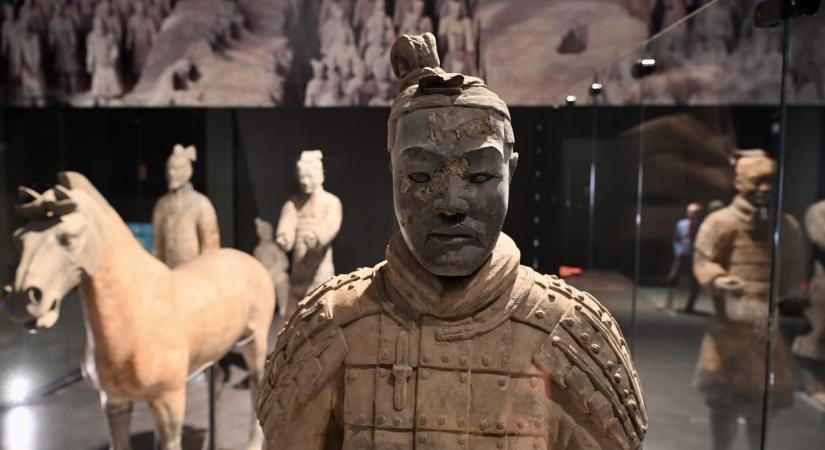 Megérkeztek Csin Si Huang-ti császár agyagkatonái Budapestre – ott voltunk, amikor az egyik harcos feje a helyére került