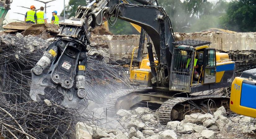 Káosz a Budafoki úton: gerenda csapódott a buszmegállóba a szabálytalan bontás miatt