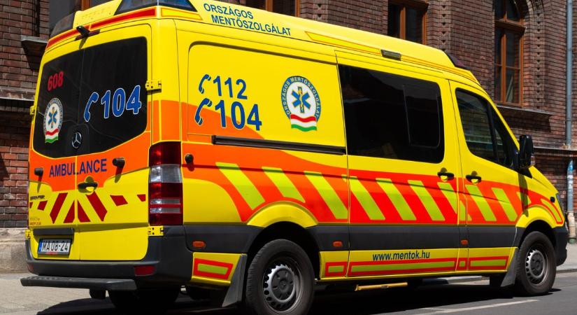 Egymásba hajtott két személykocsi és egy kisteherautó az M85-ös autóúton Sopronnál